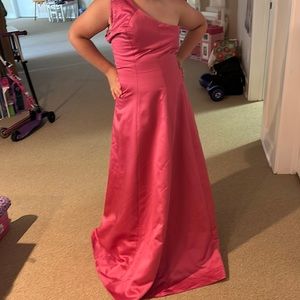 This is a bridesmaids dress. It’s been used once. The size is a 10